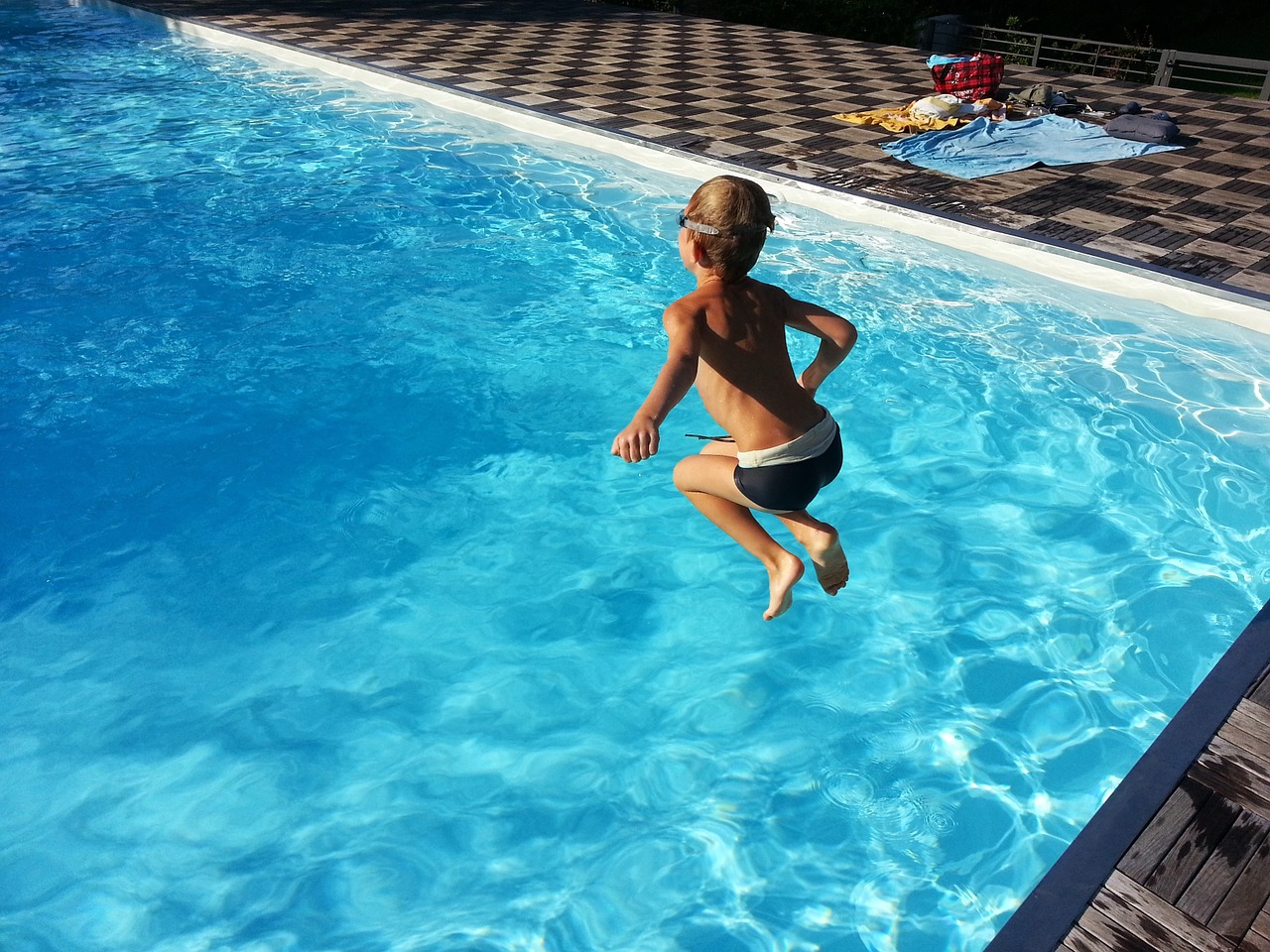 ילד קופץ למים 